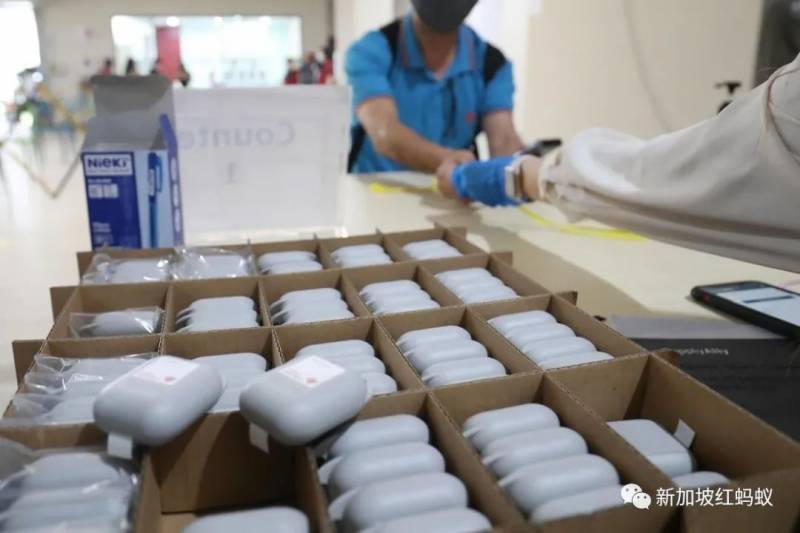 冠病疫情初期对“合力追踪”说不的新加坡人，现在不得不 Say Yes了