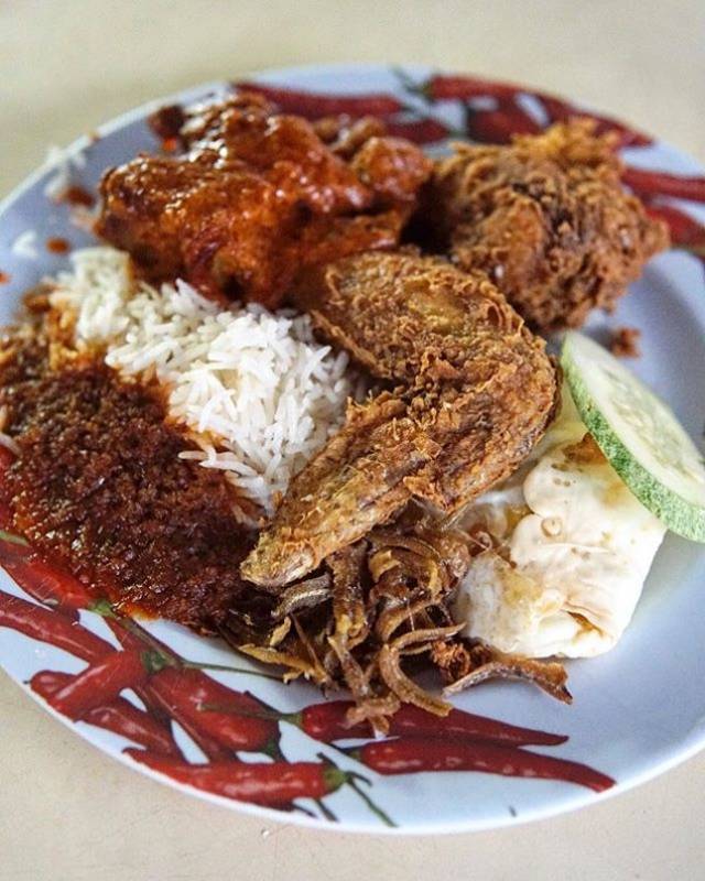 新加坡的平价美食之王，超好吃的Nasi Lemak大盘点