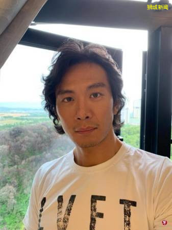 戚玉武来啦！苦等3个月 终越堤拍戏