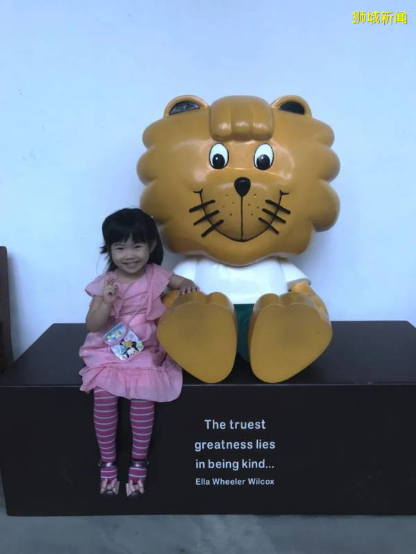 新加坡总统和明星都爱他，超多小朋友求合照、抱抱，是谁