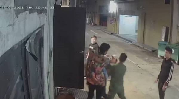 倒霉员工遇3醉汉 后巷倒垃圾无端端被打