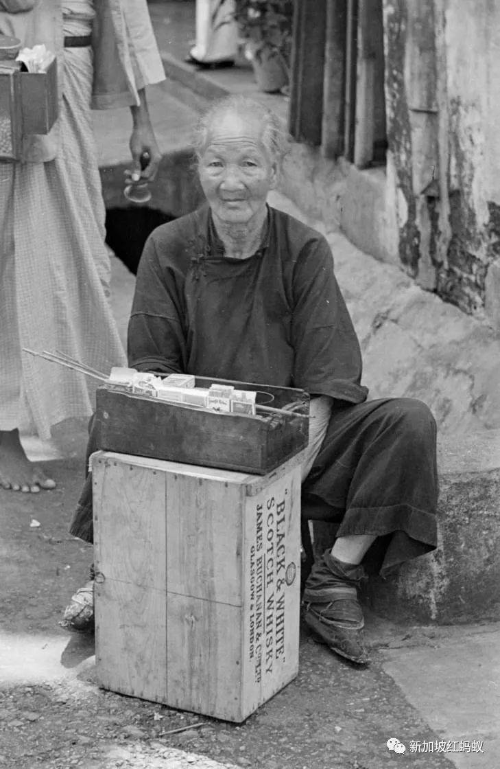 二战初期新加坡街上各行各业都有，还能轻易买到鸦片