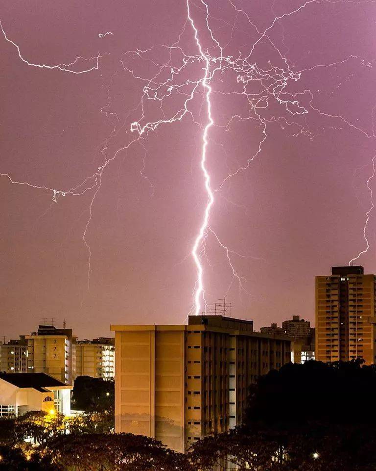 罕见！新加坡再现神奇天象，万道光芒从天空射下，50张美图刷屏