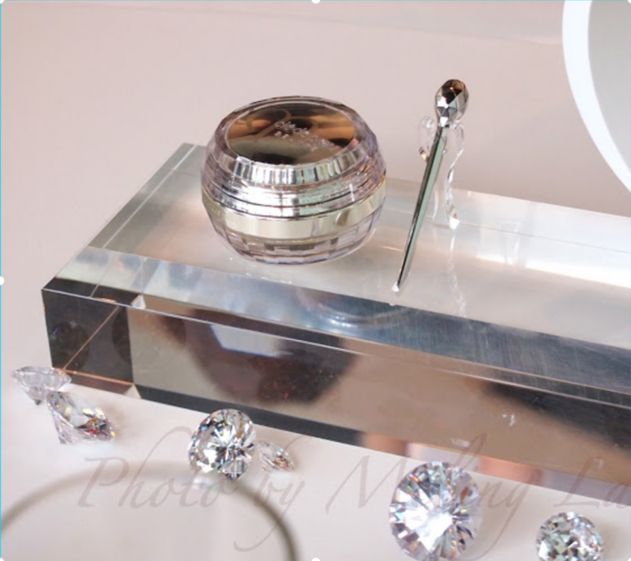 bq-isc-yearend-picks-cpb-eye-coutour-cream