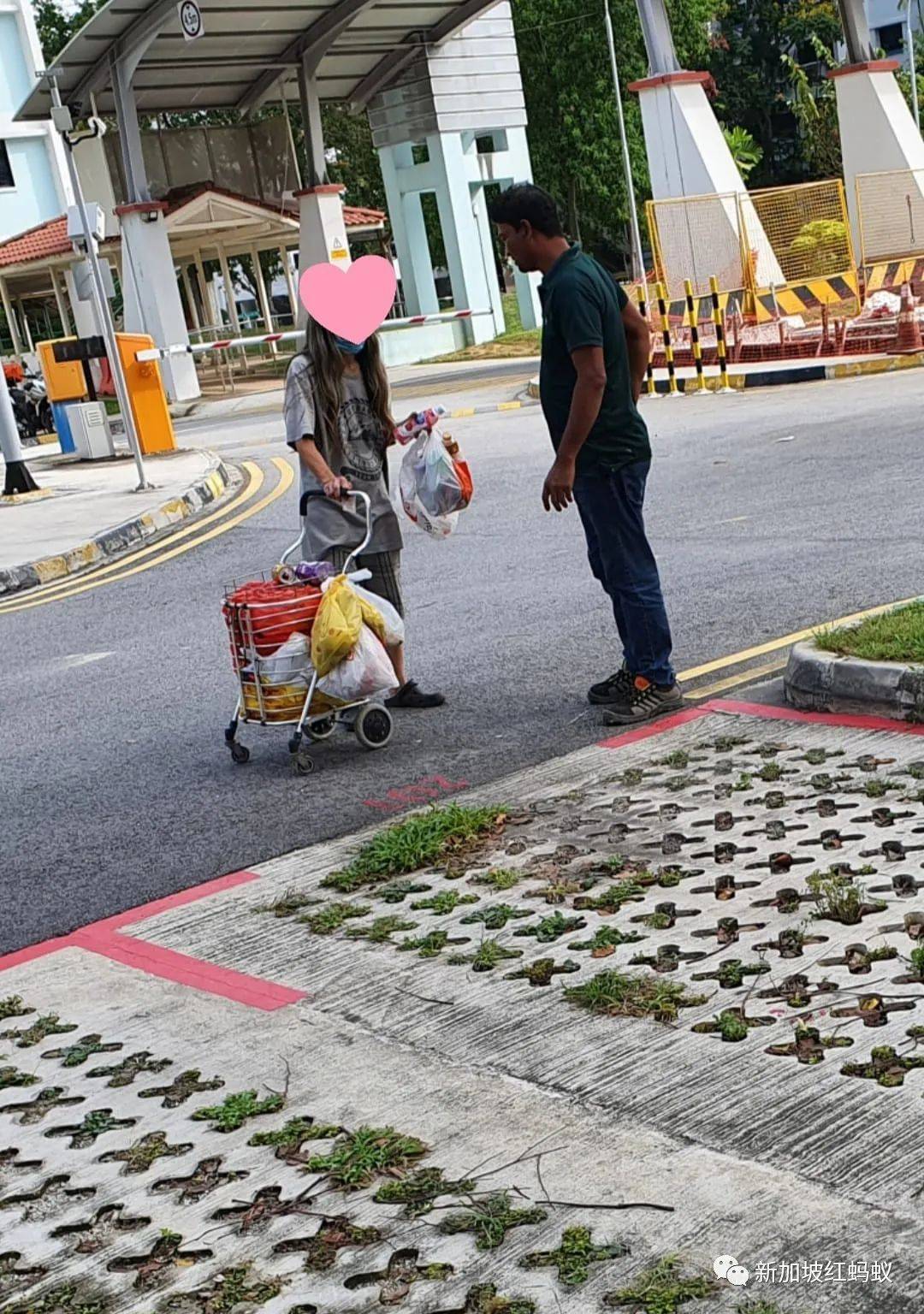 外籍客工担心拾荒老妇挨饿硬塞几块钱给她,感动了全新加坡