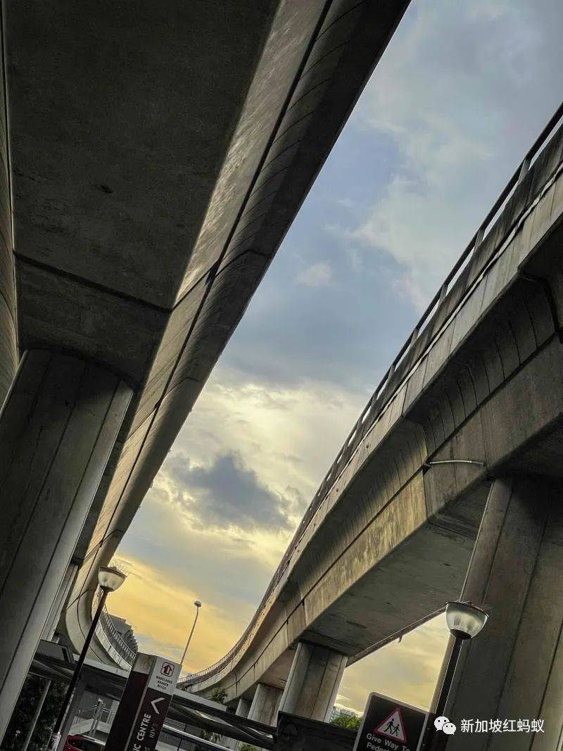 放年假的李显龙总理不能出国，跑去新加坡这些地方打卡