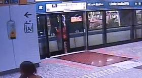 新加坡妹纸“螃蟹步”追地铁摔了屁股蹲,网友:不这样和2020年说再见