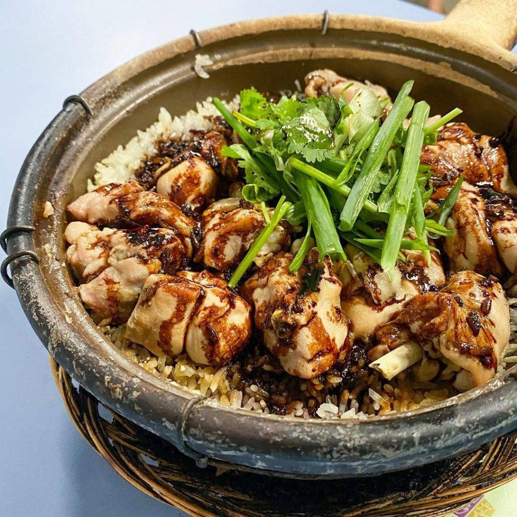 米其林必比登推介🌟牛车水排队美食“联合本记煲饭”🔥传统炭炉烹制、丰富配料,每天人龙不断👣