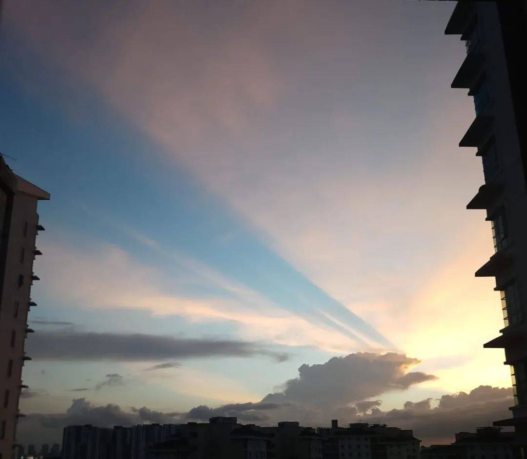 罕见！新加坡再现神奇天象，万道光芒从天空射下，50张美图刷屏