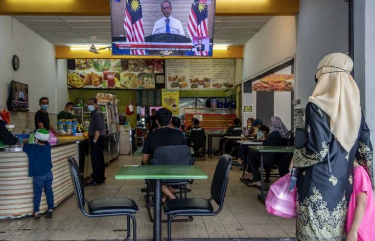 马来西亚进入紧急状态！油船又有确诊，英国航班恢复！海陆空包围，新加坡能防住吗