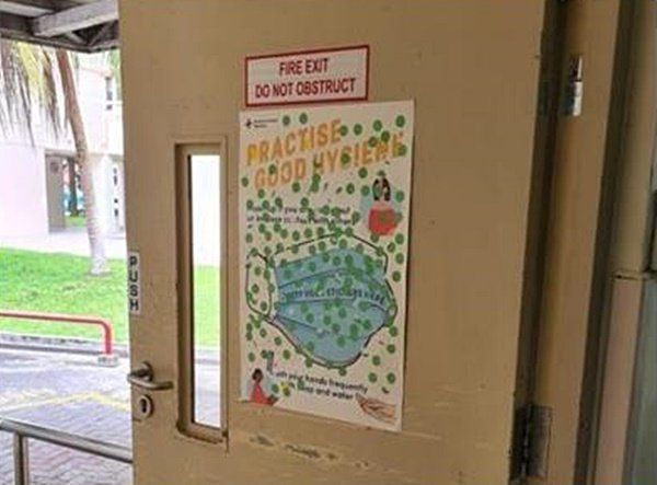 综合诊所外柱子和树叶 处处见“I’m OK”圆点贴纸