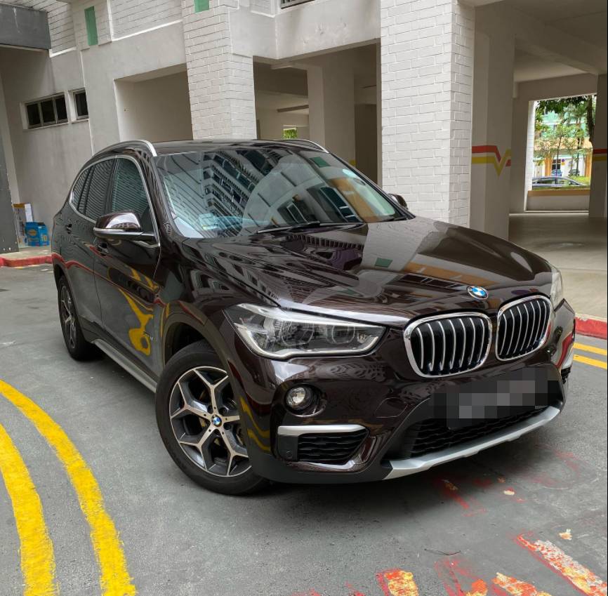 "早上，我的宝马在新加坡路上自燃了！烧成一堆废铁...”