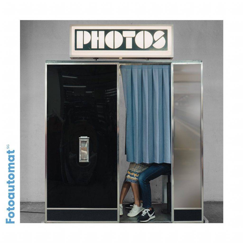 自助打卡照相亭📷 没有摄影师的小黑屋,S$4就能拥有复古胶卷大头贴!穿越时光不是梦😎