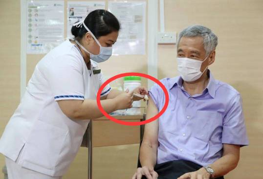 新加坡新冠疫苗接种延伸出“手套门”，自此疫苗接种无手套