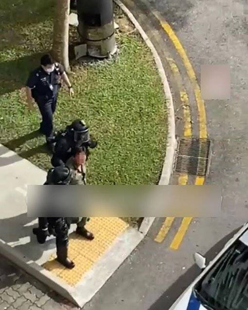 反锁家中 冰箱挡门 特警破门捕壮汉