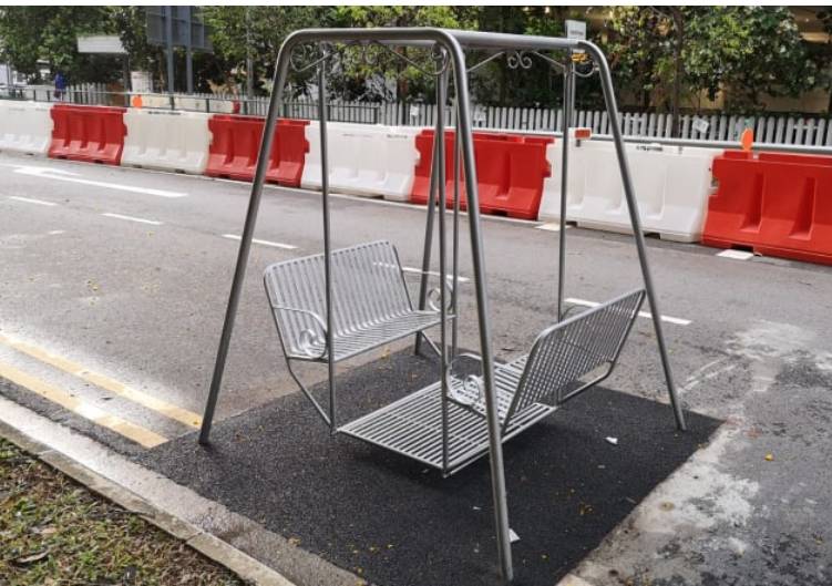 有人在新加坡马路中央荡秋千，这波官方操作也太秀了吧