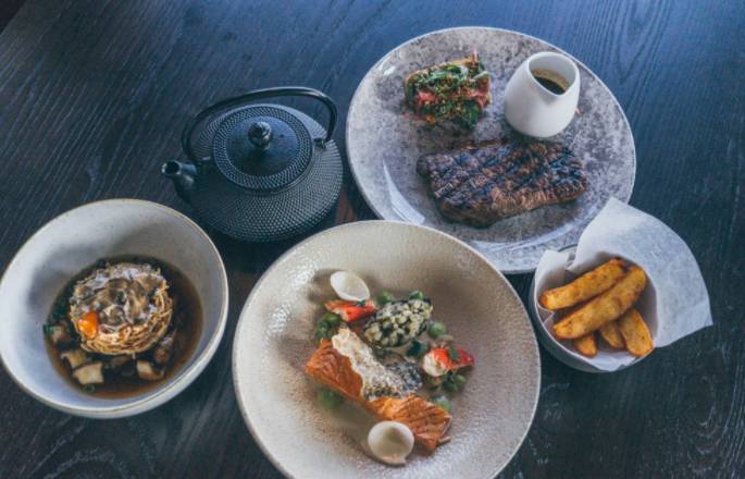 约上心爱的ta,一起去新加坡这几家餐厅共度属于你们的“凡尔赛”跨年夜吧