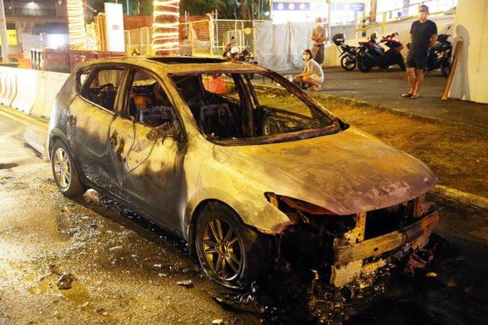 行驶中传巨响 轿车突爆炸狂烧