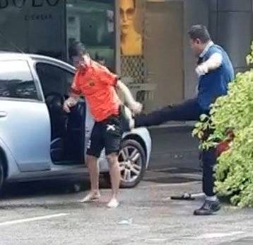 【男人打架也抓头发】占道起纠纷 德士叔 杠上 私召车司机