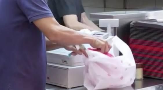 新加坡五家小贩中心，取消一次性餐盒了