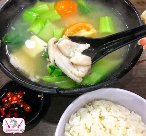 下雨天，来一碗暖心又暖胃的鱼头汤吧！盘点新加坡必吃的7家老字号鱼头炉