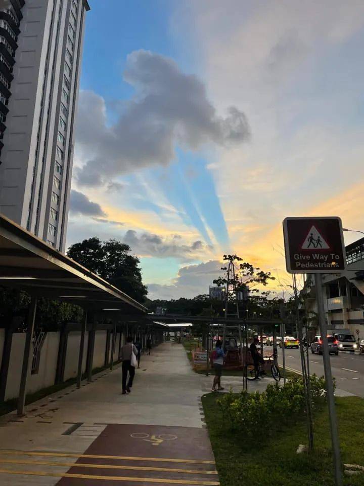 罕见！新加坡再现神奇天象，万道光芒从天空射下，50张美图刷屏