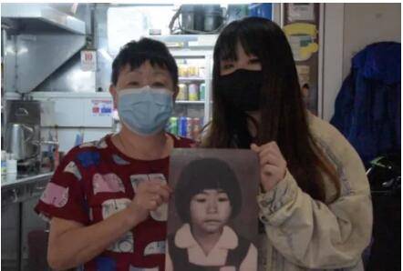 女小贩六岁女儿突然走失，新加坡出动警犬终让一家团聚