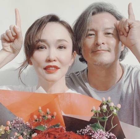 范文芳与爱儿练舞狮 准备迎李铭顺回国