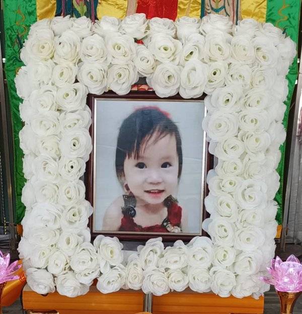 “莹莹，爸妈回来看你了” 父母从新国赶回送殡