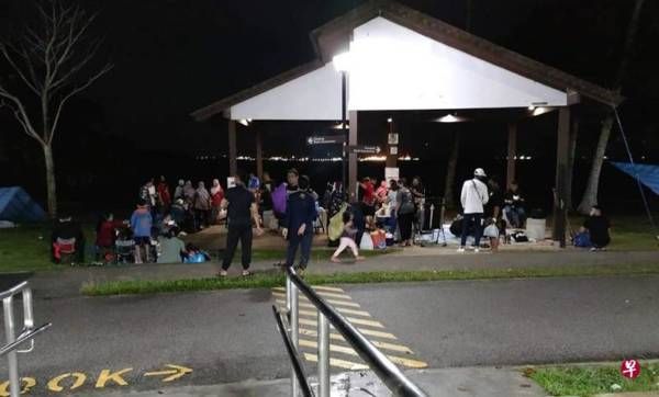 ◤新国阻断措施◢樟宜公园涌大批人潮 15人违例群聚飙歌