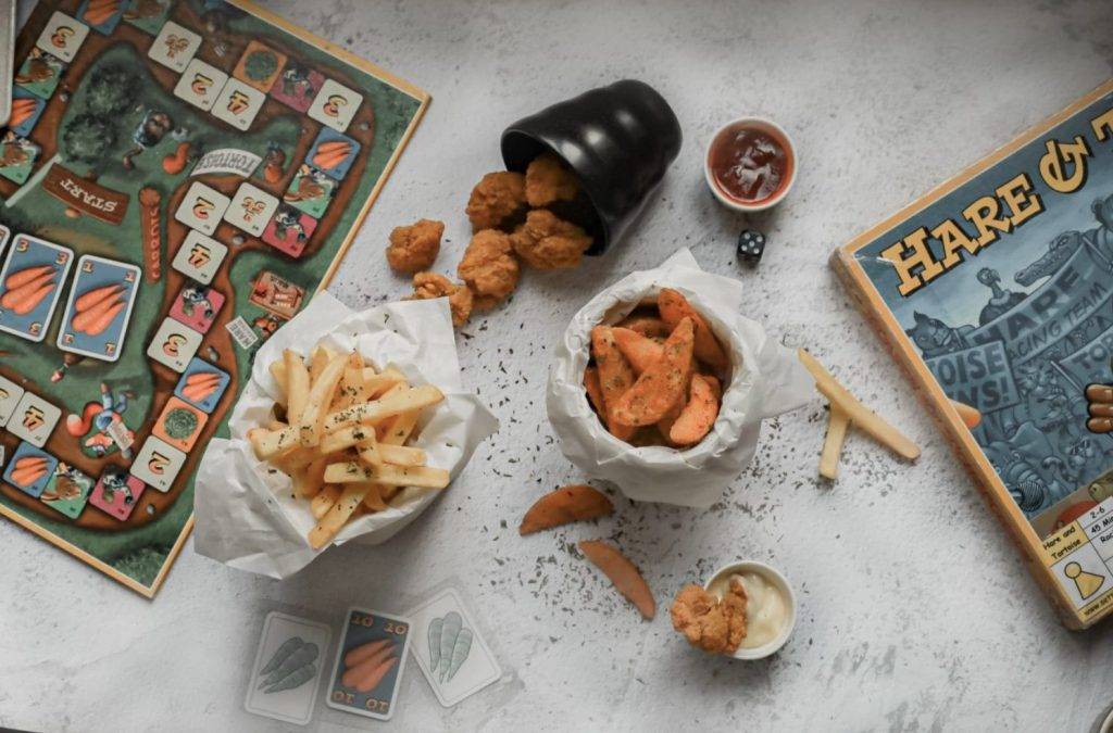 游戏小天堂!新加坡首家桌游咖啡厅🎮 整墙游戏任你玩+24小时营业!私人包厢给你轰趴😎