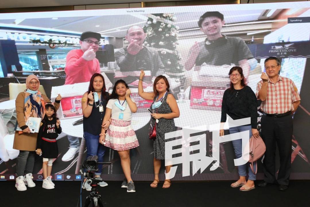 富力集团圣诞节送暖　为分隔马新两地家庭传递包裹