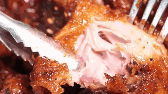 “下班后，看着狮城的炸鸡店，眼泪不争气的从嘴角流下来”