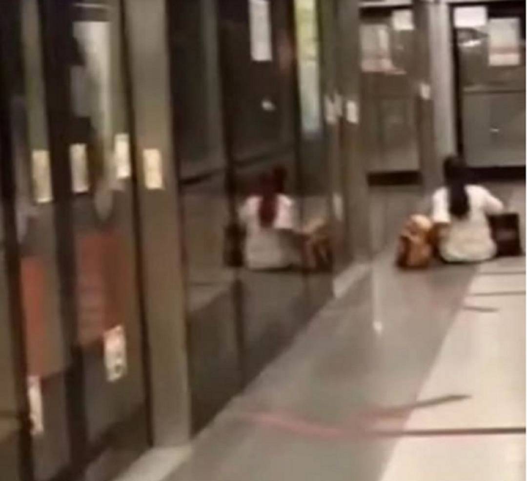 女子没赶上列车 一系列举动被拍下引热议