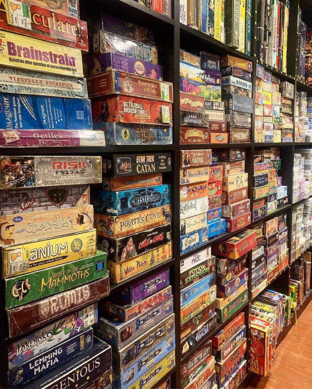 游戏小天堂!新加坡首家桌游咖啡厅🎮 整墙游戏任你玩+24小时营业!私人包厢给你轰趴😎