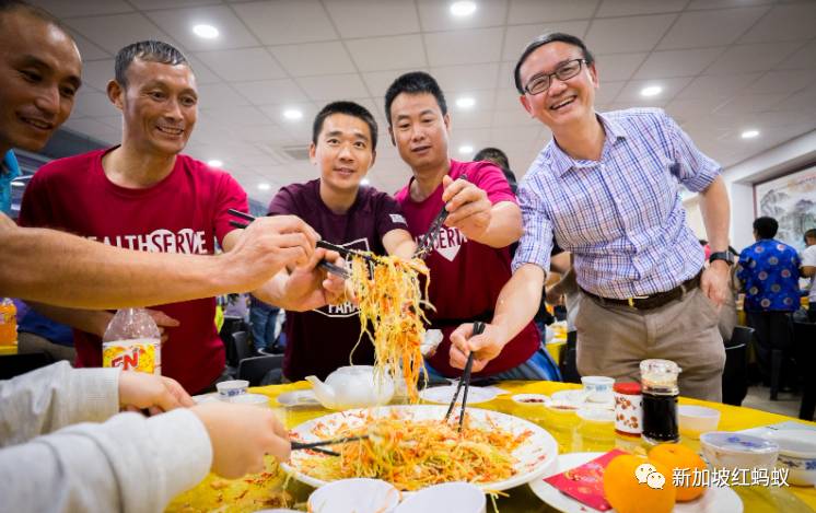 今年在新加坡捞鱼生不能说吉祥话？　用手机播放“捞起”音效，热闹不减