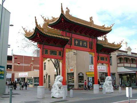 中国女留学生讨薪被掌掴、踢飞!唐人街爆发抗议游行!新加坡也有这种事吗