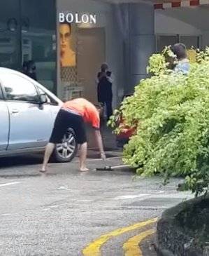 男人打架也抓头发！红衣男被狂揍 狼狈捡拖鞋