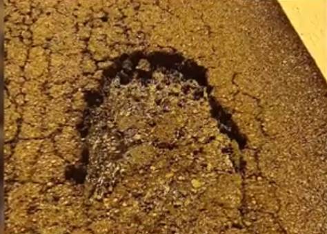 新加坡破烂道路遭吐槽,网友调侃:能打高尔夫、玩打地鼠、坐过山车