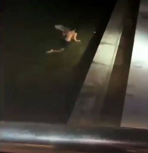 新加坡河夜泳 黑裤男被骂走