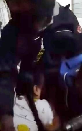 马劳返狮城工作 2女儿不舍 抱爸爸大哭