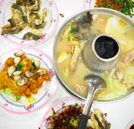 下雨天，来一碗暖心又暖胃的鱼头汤吧！盘点新加坡必吃的7家老字号鱼头炉