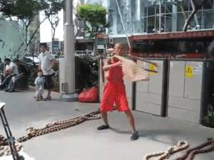 TikTok惊传乌节路街头老爷爷离世？老爷爷现身辟谣：“我很健康！”