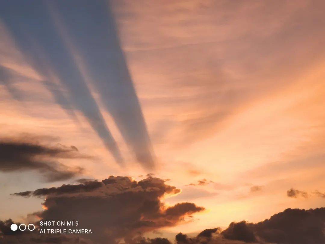 罕见！新加坡再现神奇天象，万道光芒从天空射下，50张美图刷屏