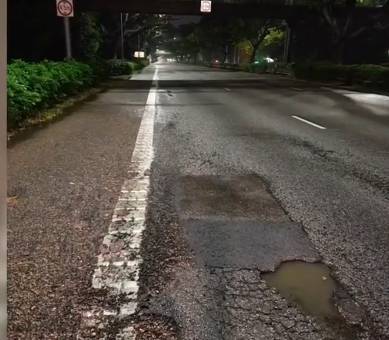 新加坡破烂道路遭吐槽,网友调侃:能打高尔夫、玩打地鼠、坐过山车