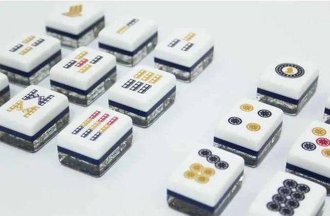 新加坡航空推出限量版“麻将套装”，融合蜡染及飞行设计元素，每套仅需新币338