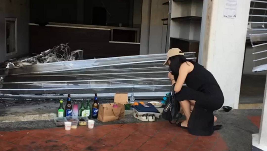 车撞店屋5死1伤　死者家属到事发现场祭奠