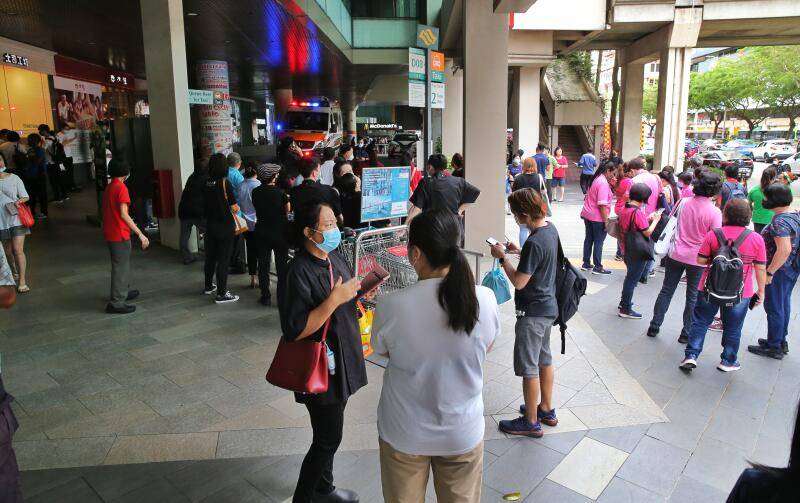 疑招牌电线短路 唐城坊名牌包店失火