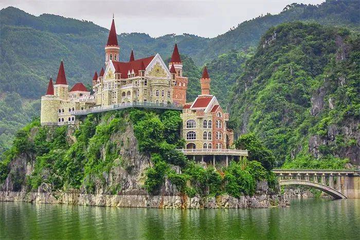 中国年度十大最丑建筑，“山寨版”新加坡金沙酒店在列