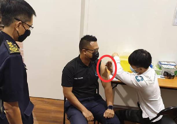 新加坡新冠疫苗接种延伸出“手套门”，自此疫苗接种无手套